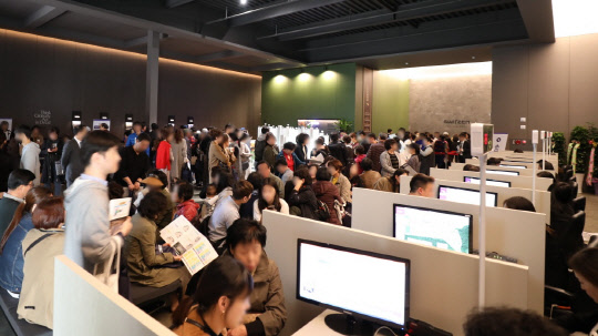 센텀 KCC스위첸 견본주택 방문객. <KCC건설 제공>